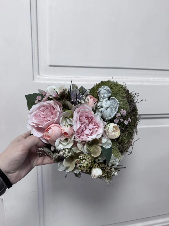 Dekorace „Mechové srdce s andělem”