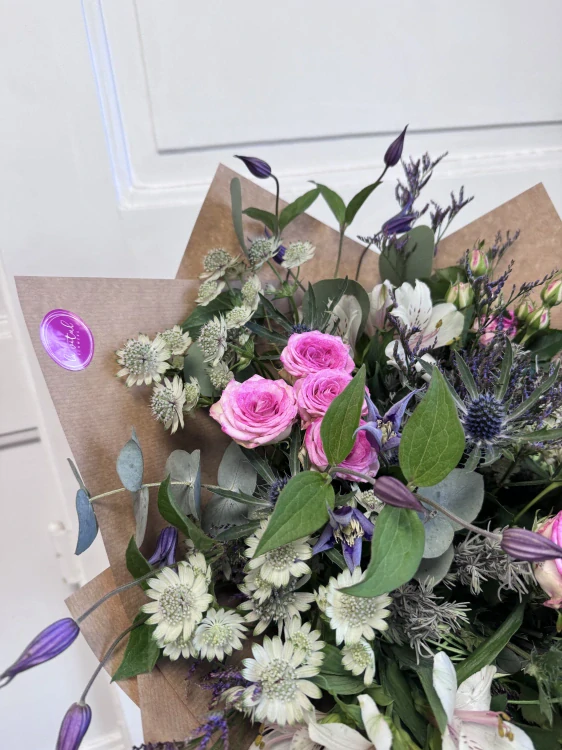 Romantická kytice s růžemi a lučním nádechem