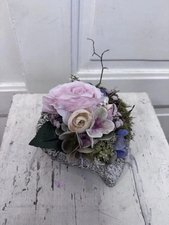 Pietní květinová dekorace ve tvaru srdce