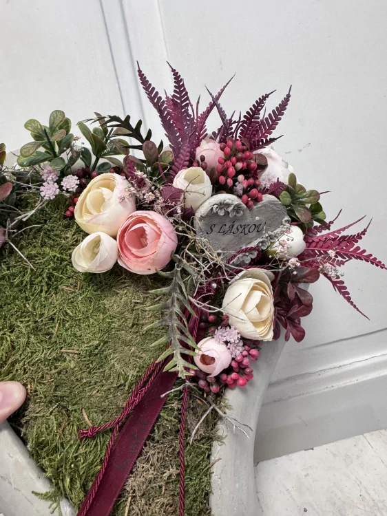 Pietní dekorace na hrob – srdce s růžemi a mechem