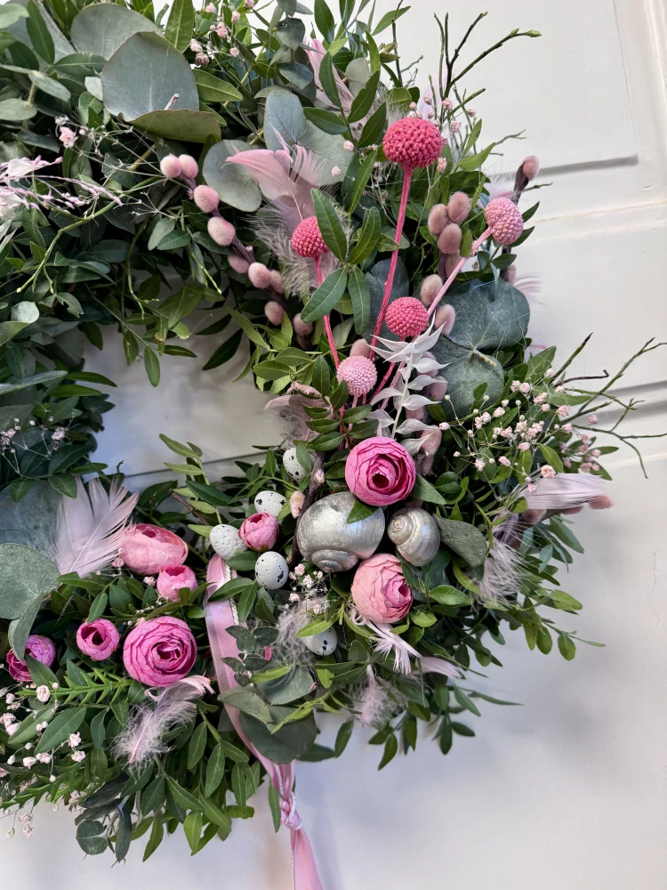 Jarní věnec v růžových tónech s eukalyptem