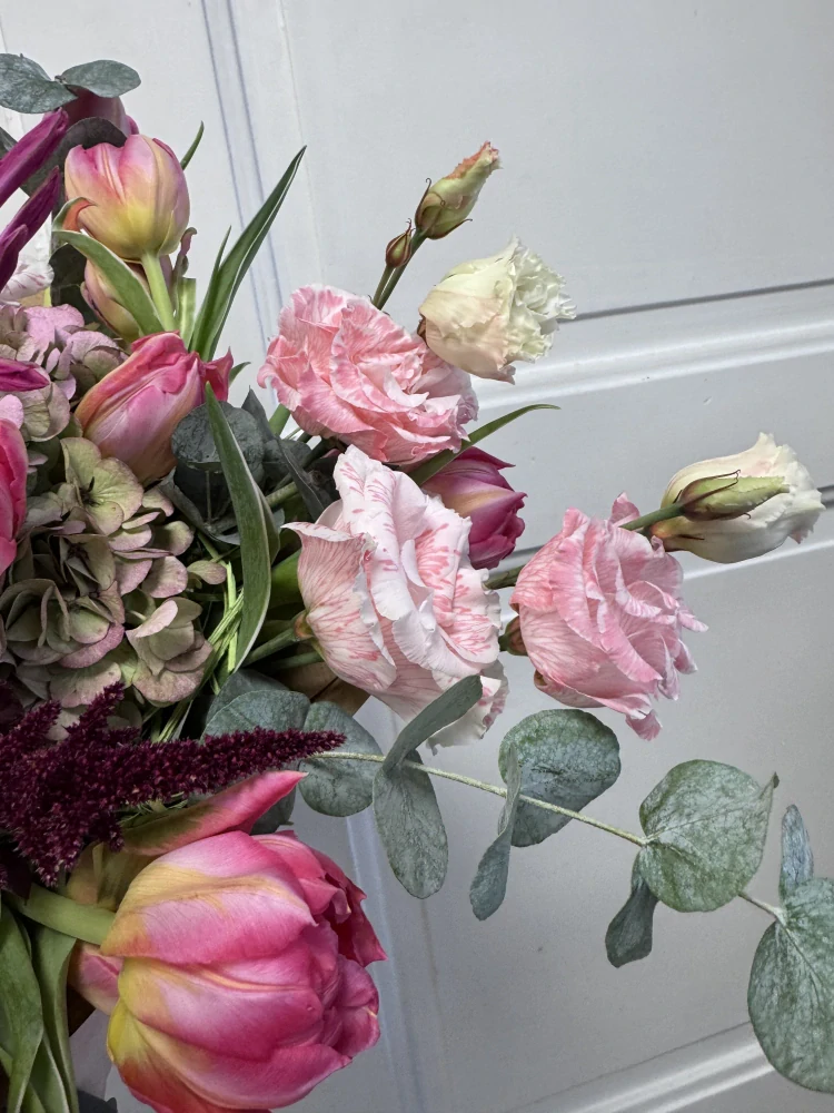 Elegance Eustoma a Tulipány s lučním kvítím
