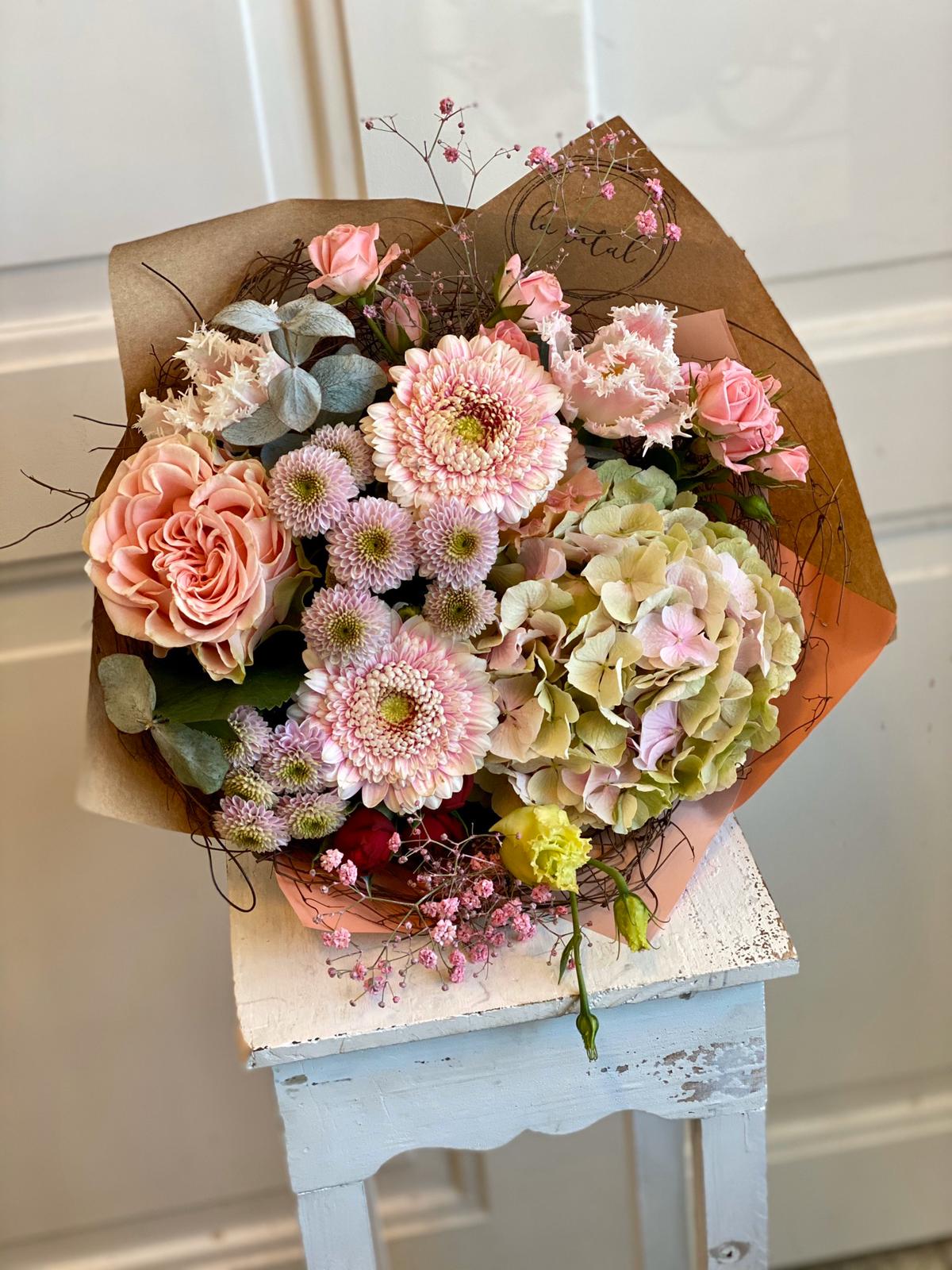 kytice s růžičkami a lučním jarním mixem