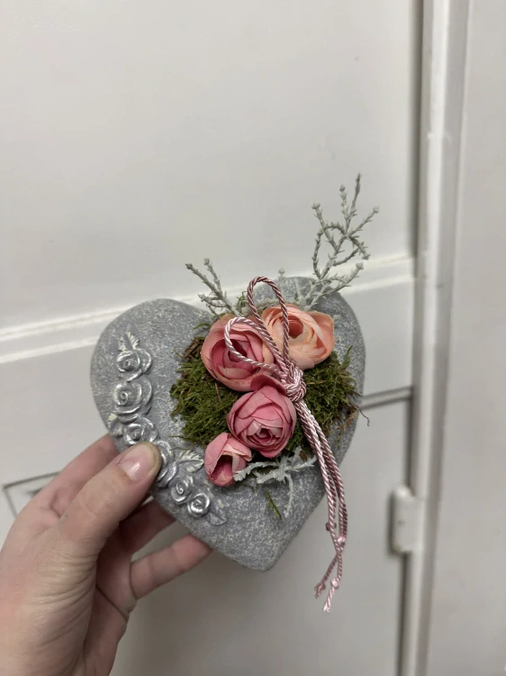 Betonové srdíčko k uctění Památky zesnulých 1