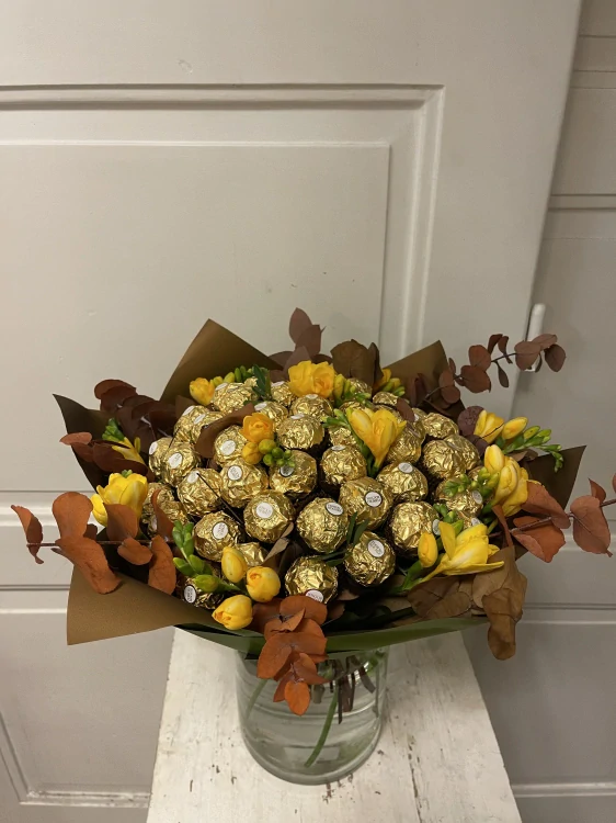 Kytice - Ferrero Rocher  s květy 