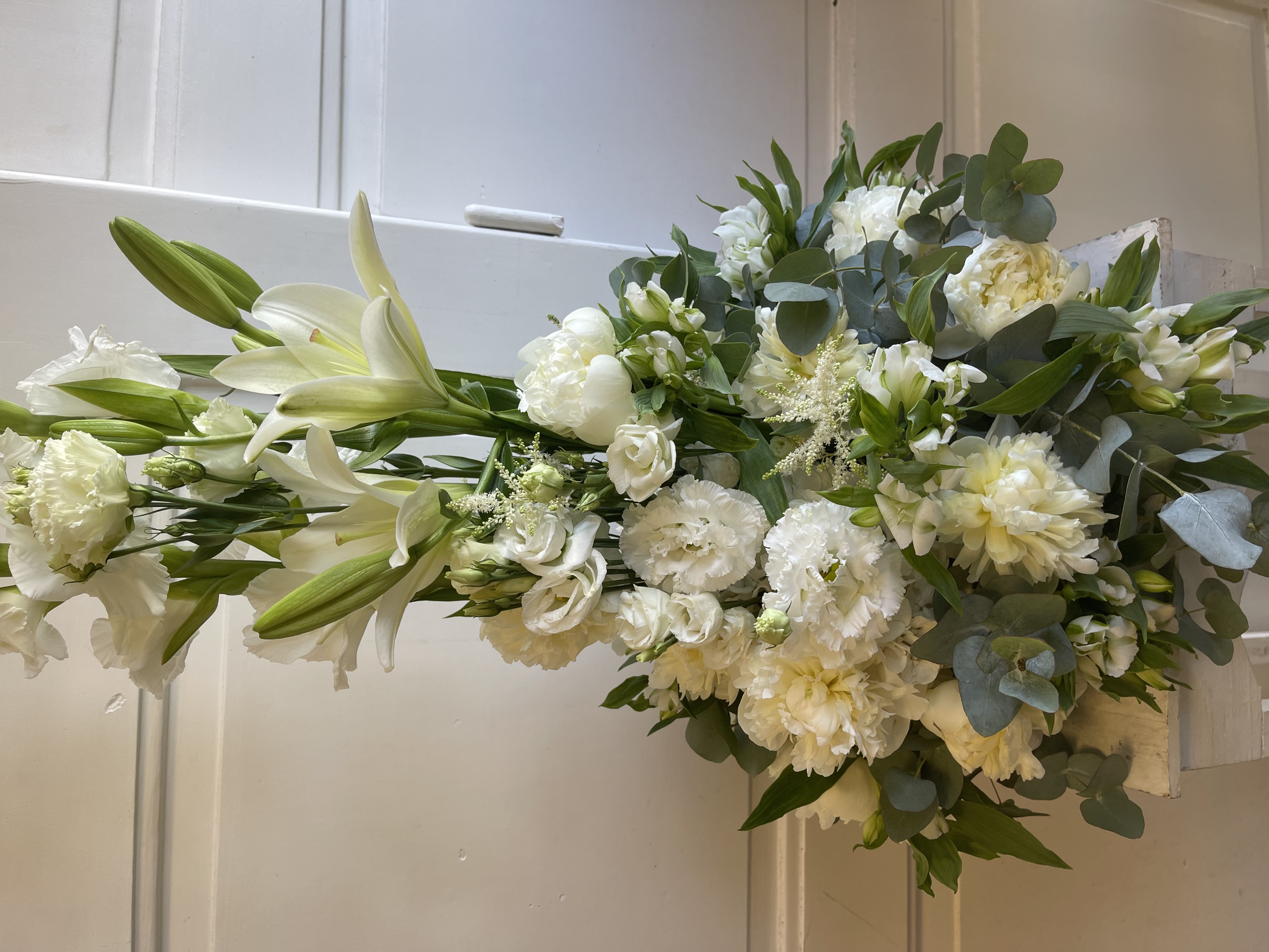 Smuteční vypichované aranžmá - bílé eustomy vysoké