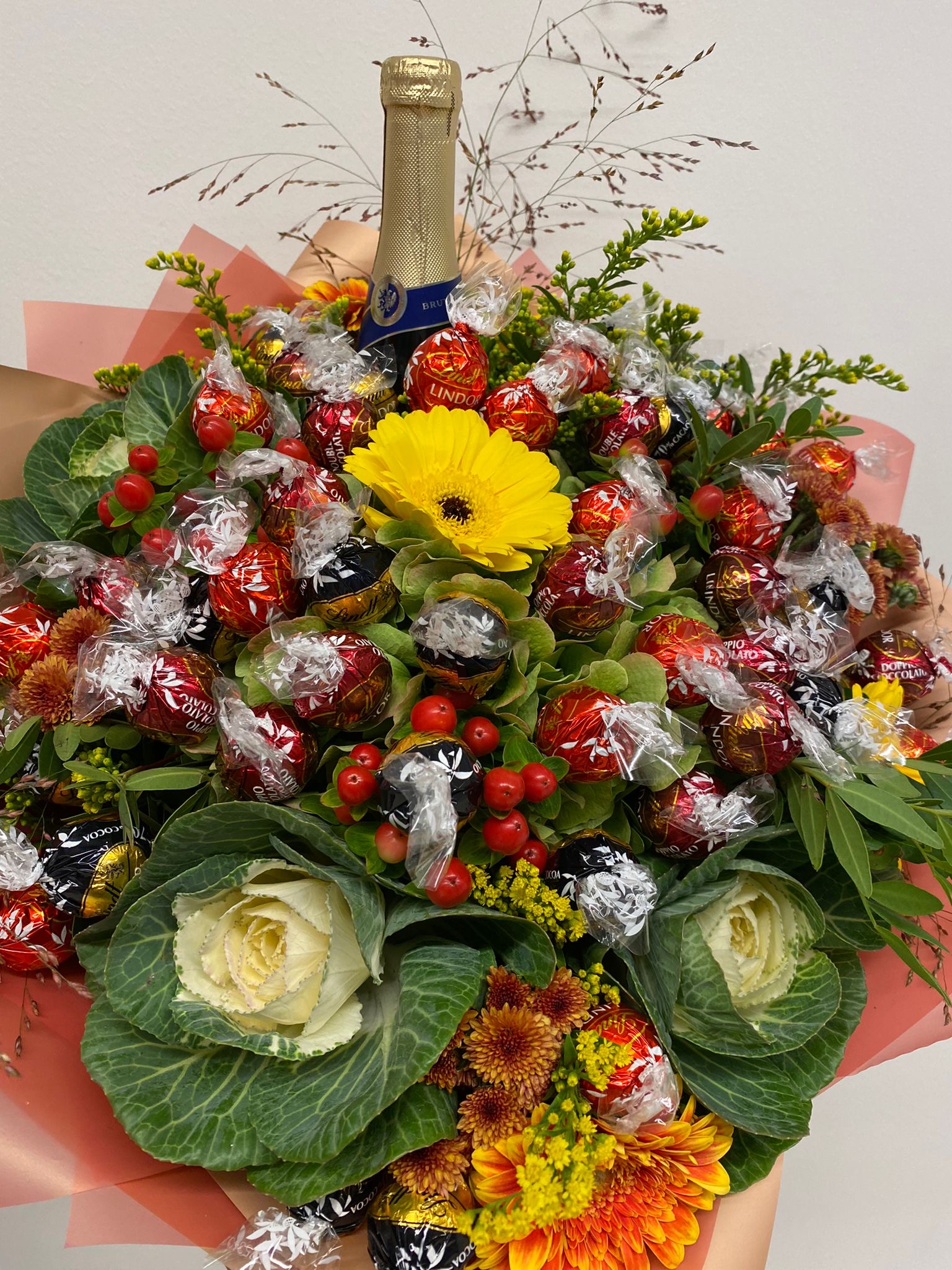 Dekorativní kytice s mini Bohemkou a pralinkami Lindt 