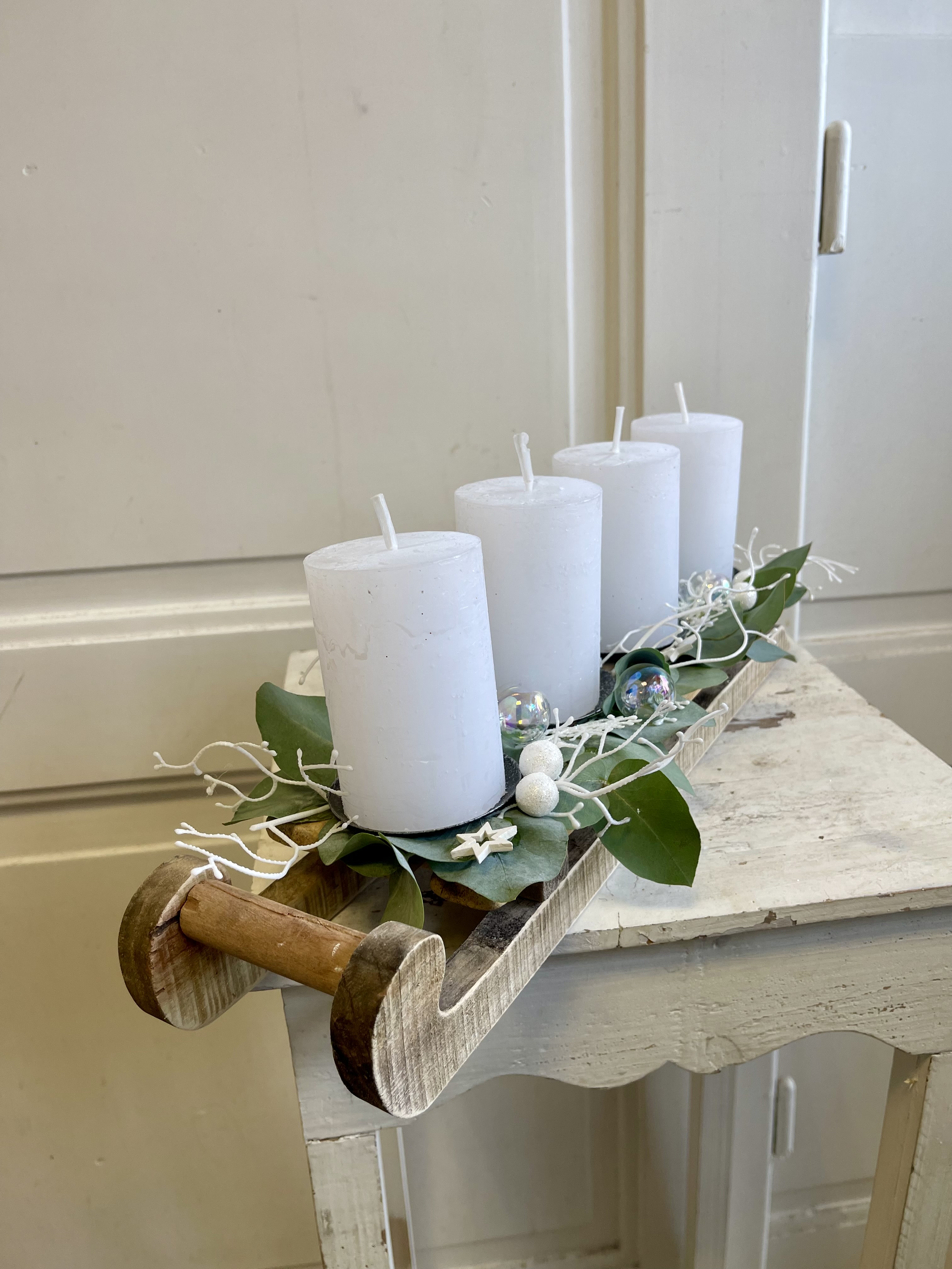 Adventní dekorace podlouhlá  biílá eucalyptus