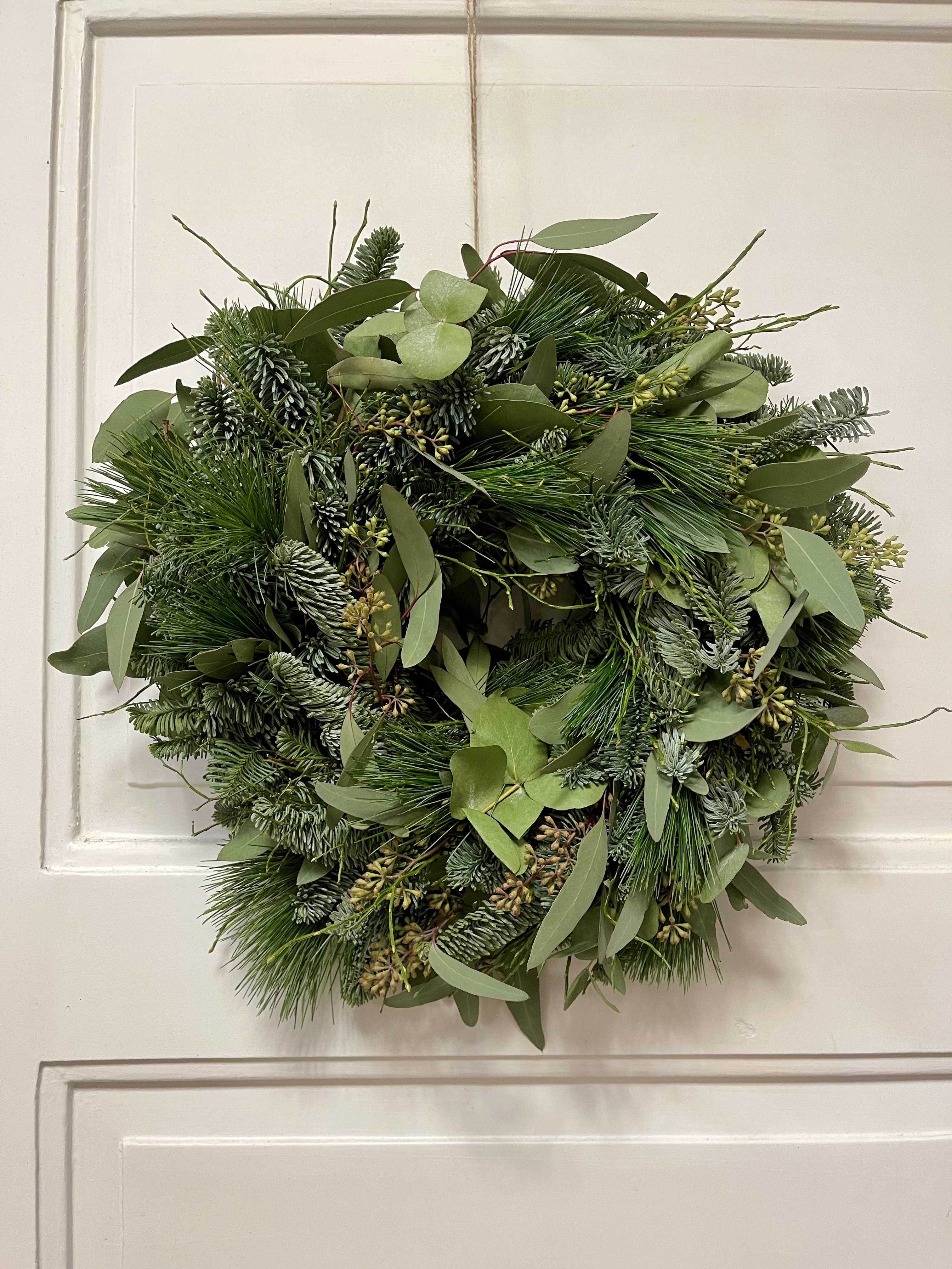 Navázaný věnec mix eucalypt a jedle 