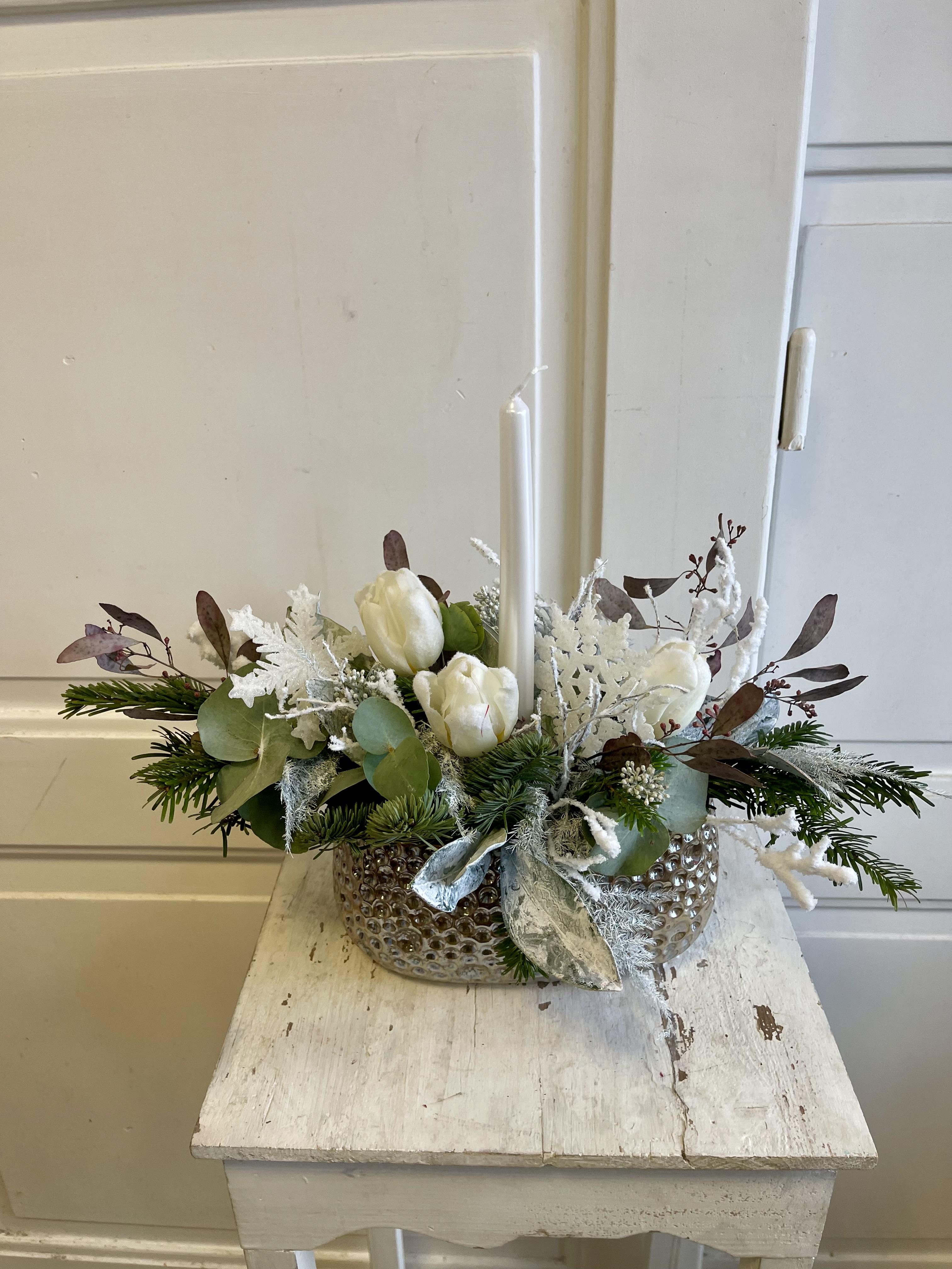 Svícen bílé tulipány a vločky 