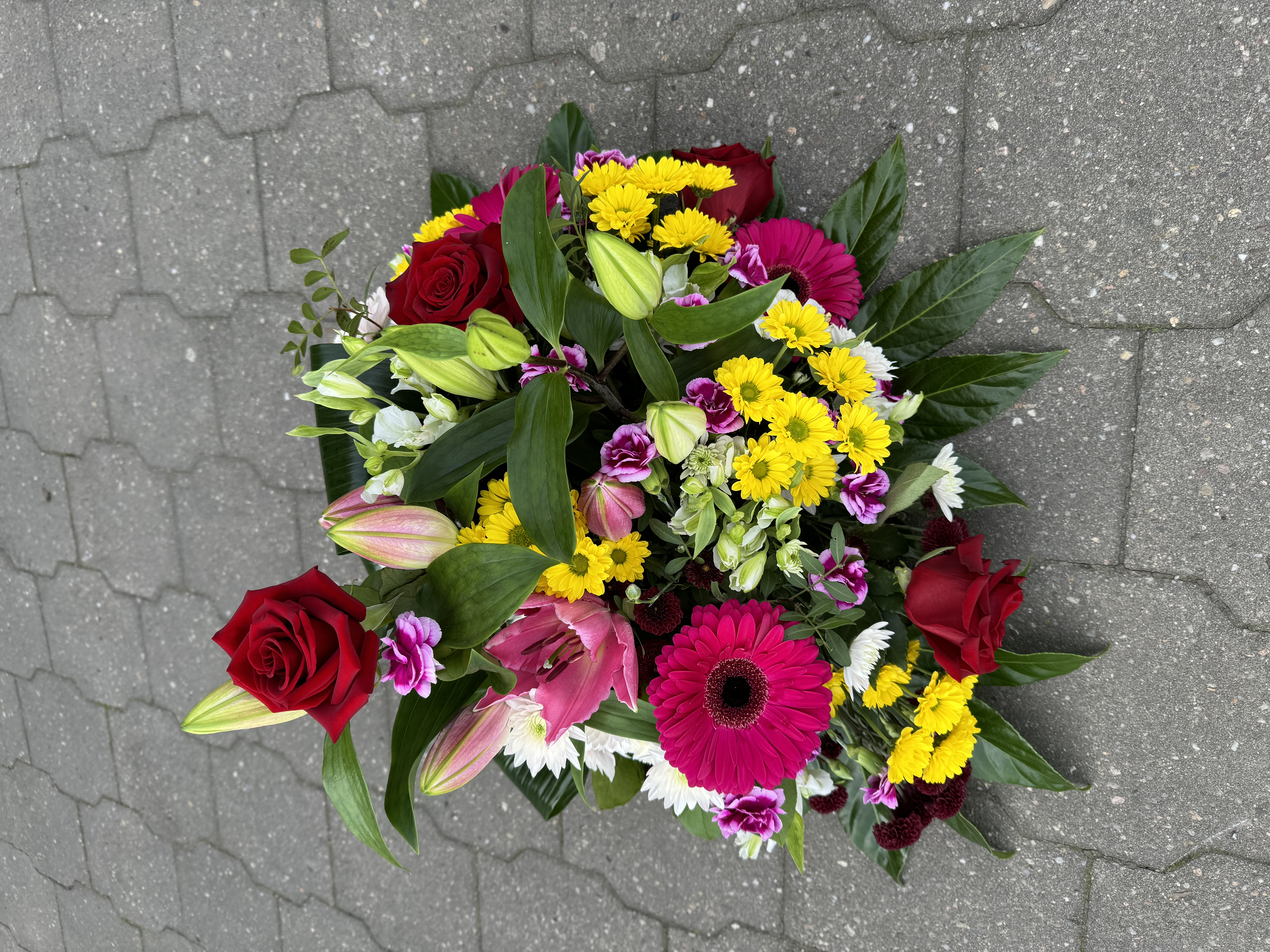 Smuteční aranžmá - Rudá růže a lilie  