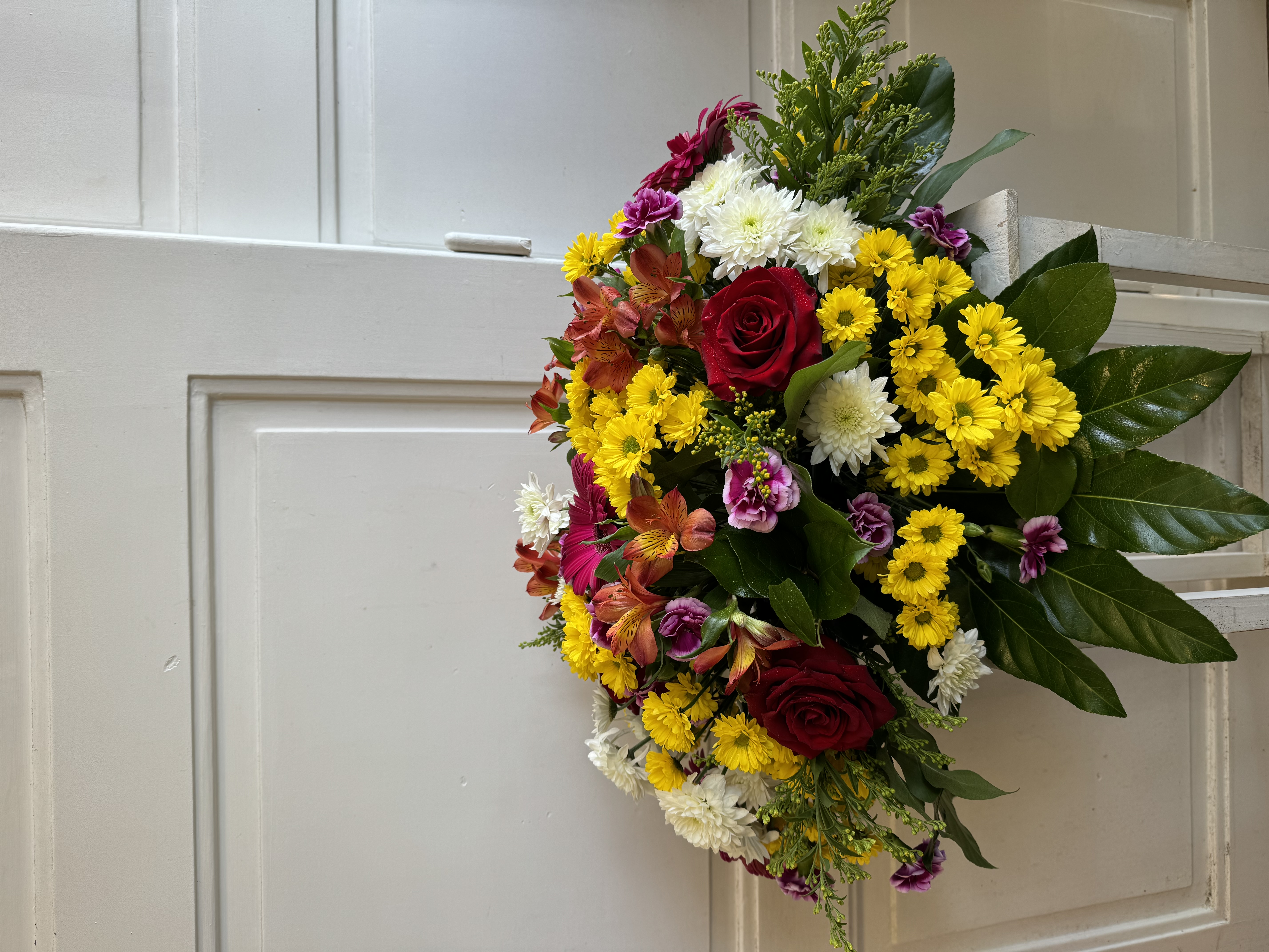 Smuteční aranžmá - chryzantema a alstromerie 