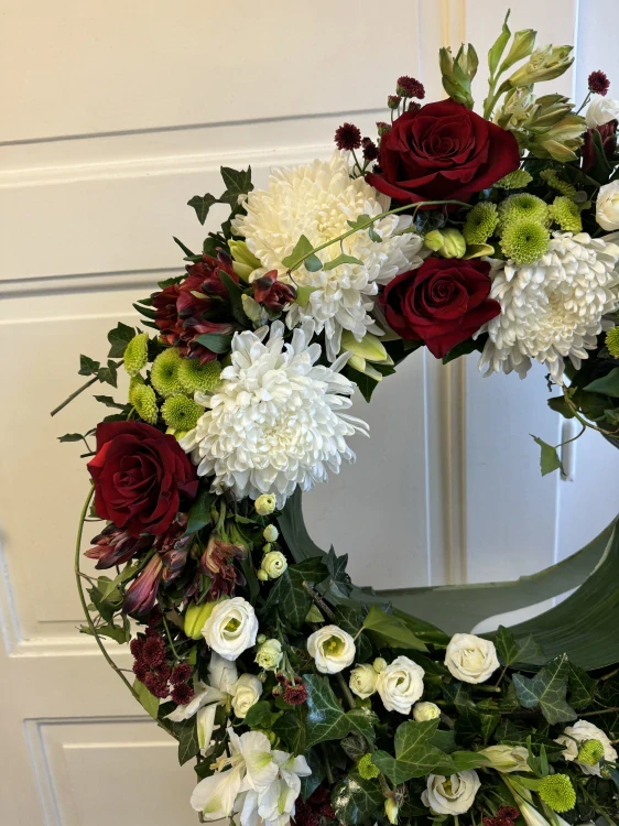 Smuteční věnec lilie, alstromerie, chryzantémy a růže