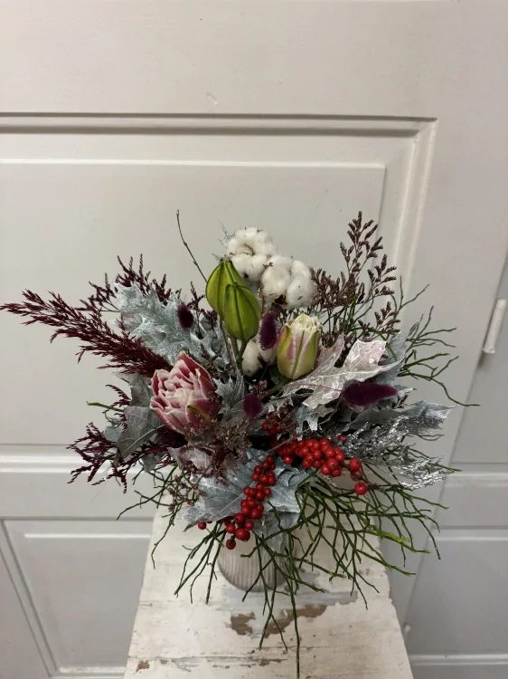 Zimní dekorace s orchidejí v kvetináčku