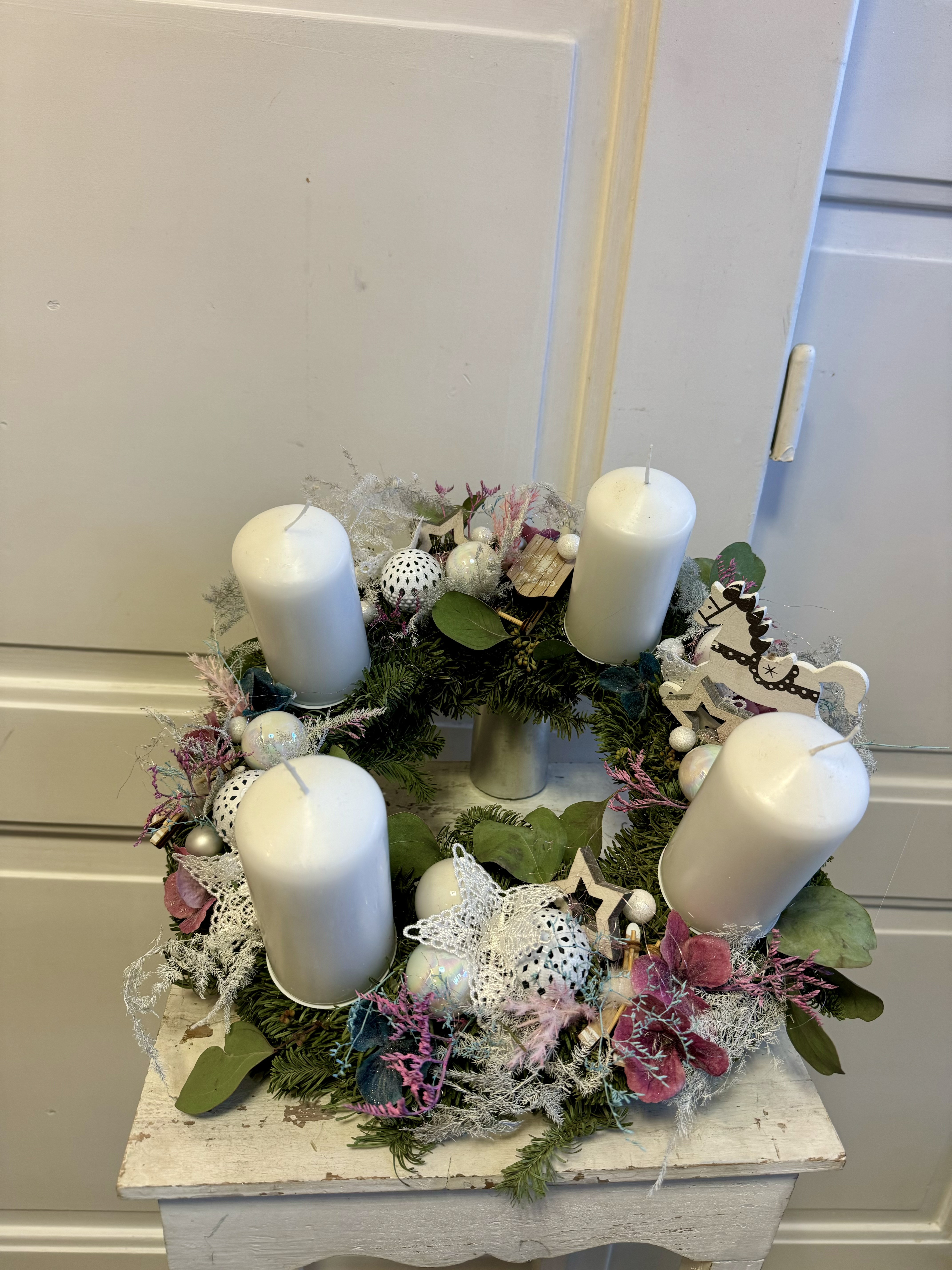 Adventní věnec růžovo modrá s bílou 