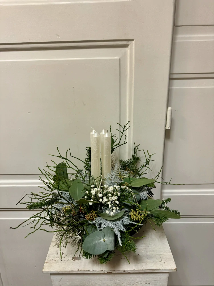 Adventní dekorace v misce z jedličky a eucalyptu přírodní květinový 