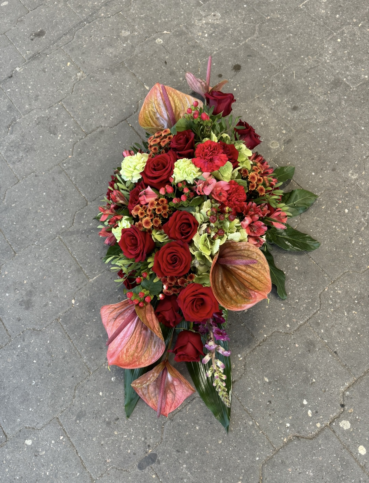 Smuteční luxusní kytice - podlouhlá na položení