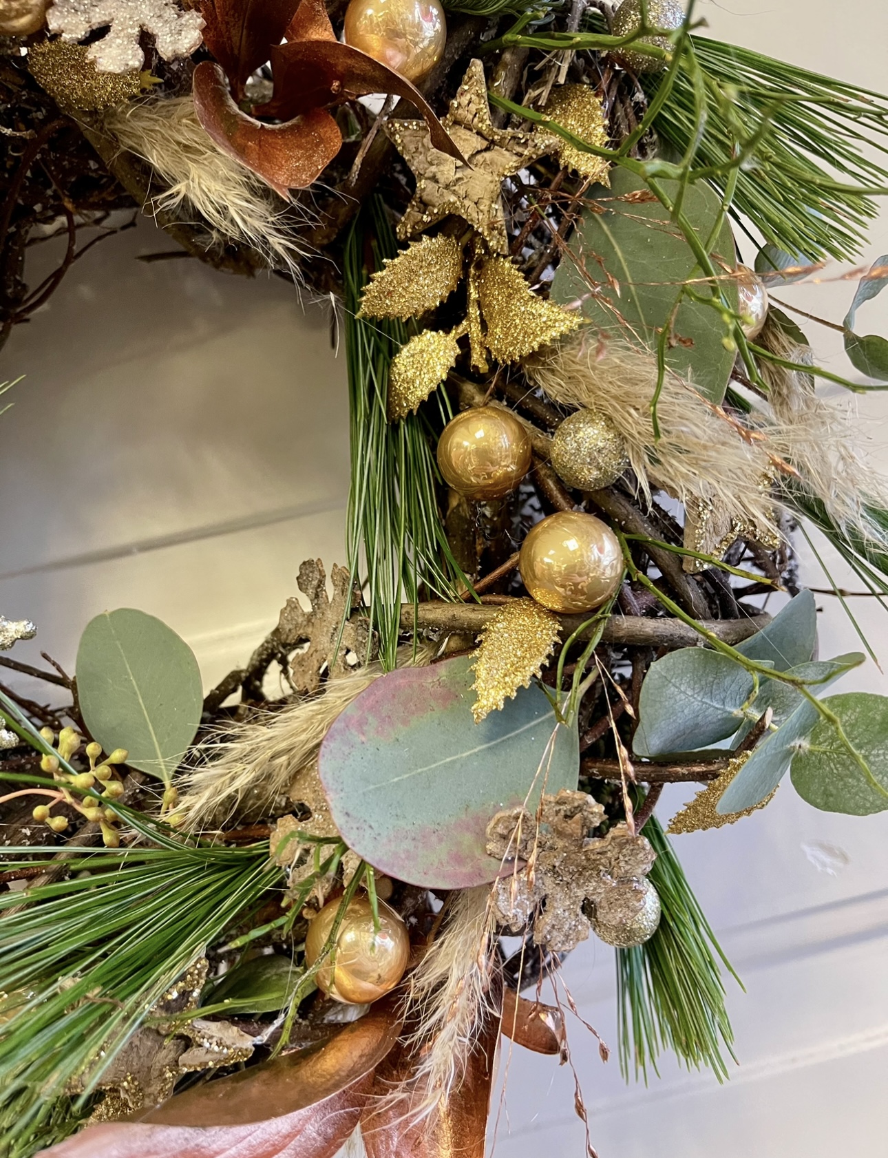 Nazdobený věnec mix eucalypt, borůvčí, borovice  a jedle 