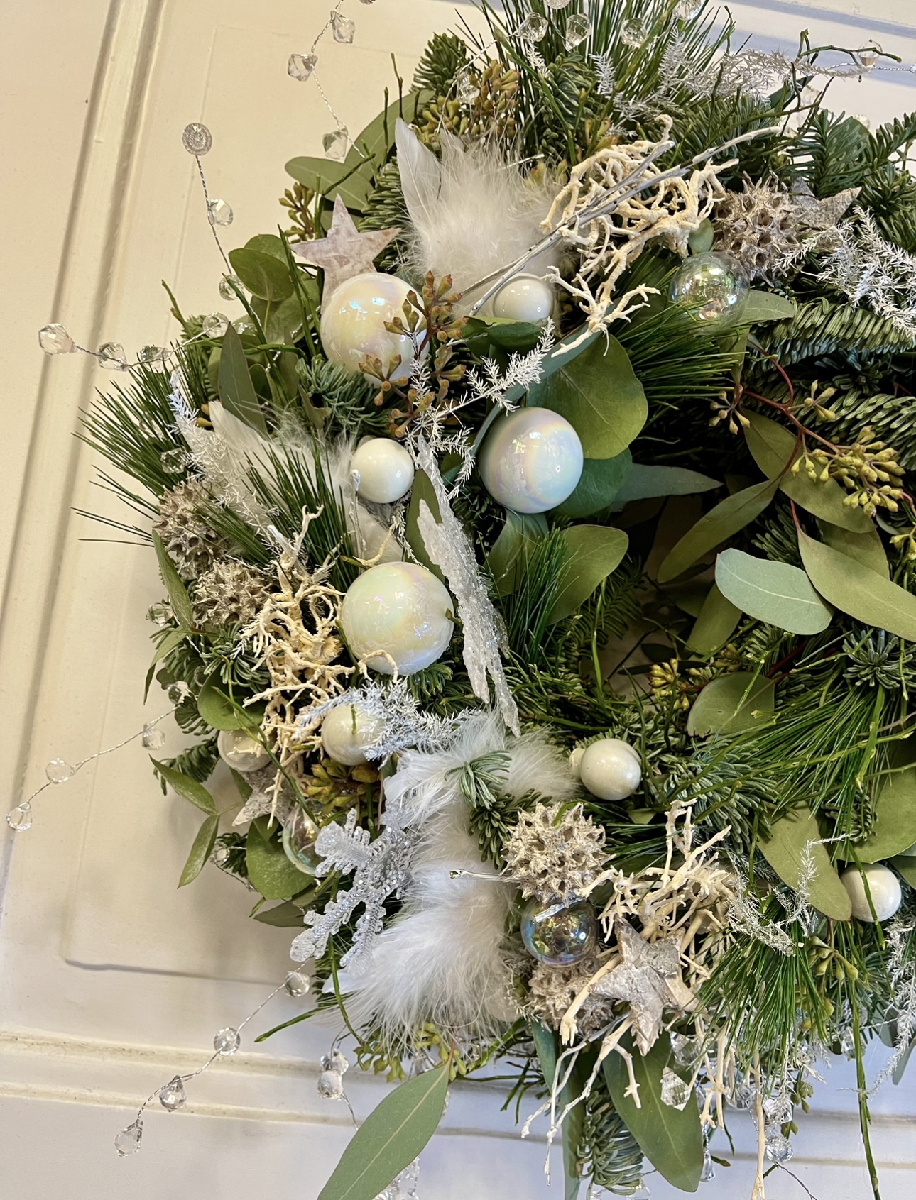 Navázaný věnec mix eucalypt a jedle ozdobený  bíle