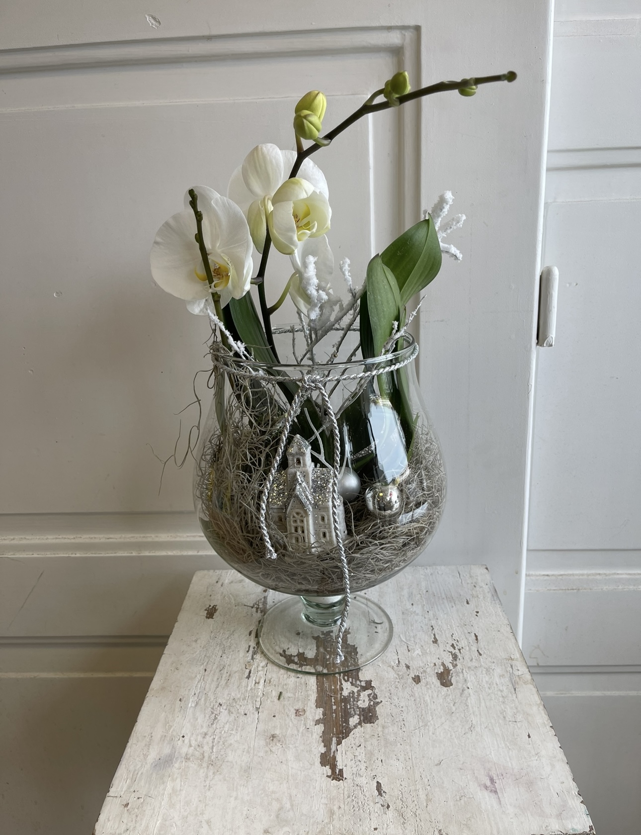 Zimní dekorace s orchidejí ve skle 