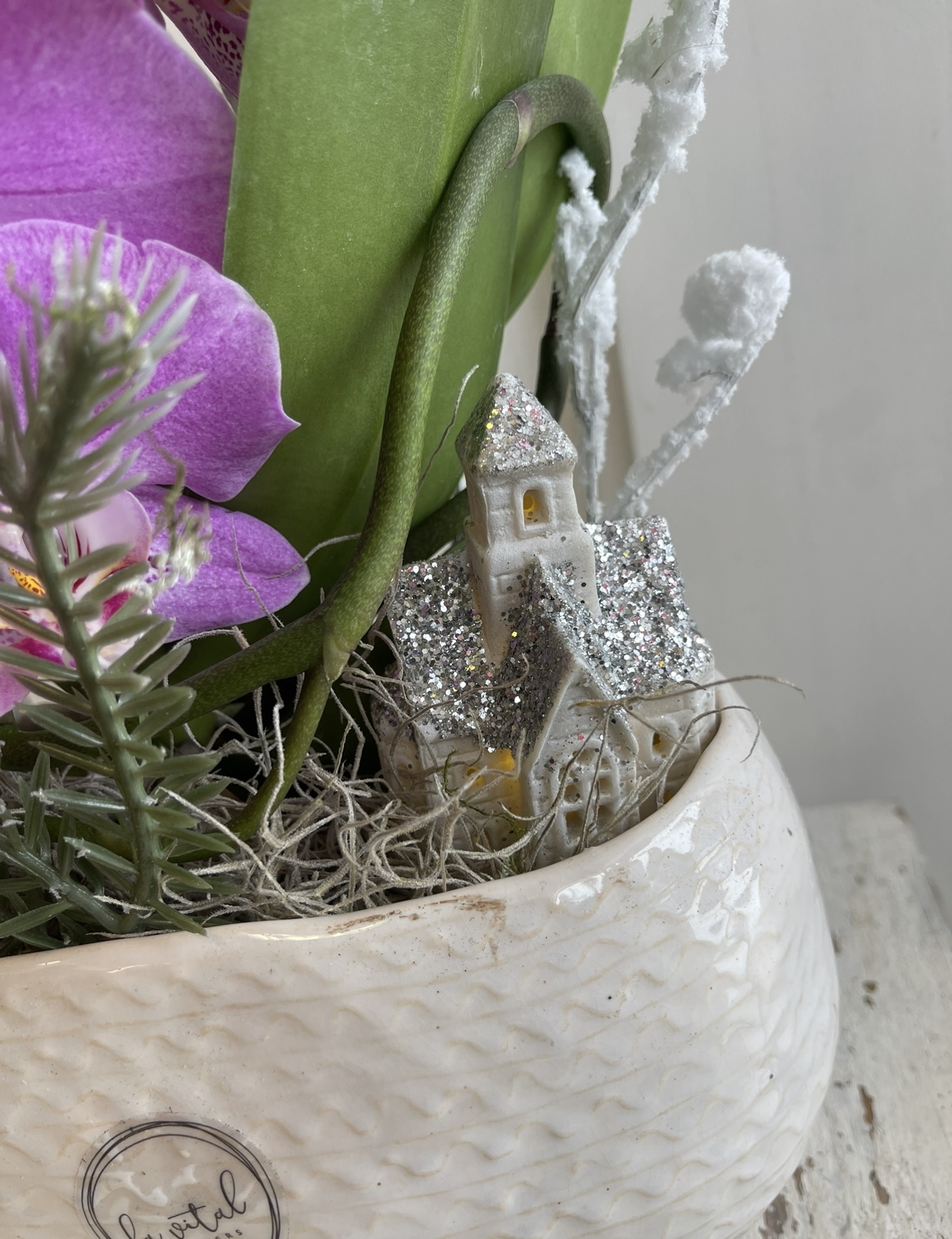 Zimní dekorace s orchidejí v  podlouhlé nádobě