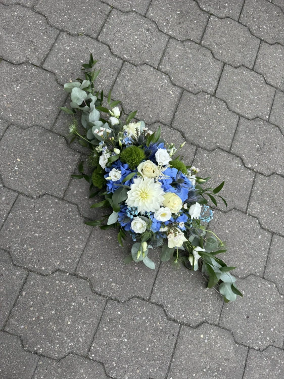 Smuteční vypichované aranžmá - bílomodré