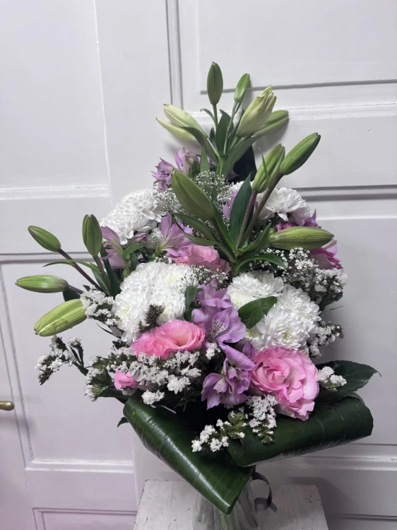 Smuteční aranžmá - lilie a růžové růže