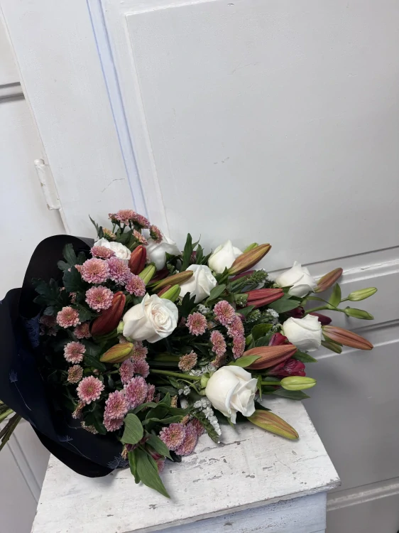 Smuteční aranžmá - červené lilie a bílé růže