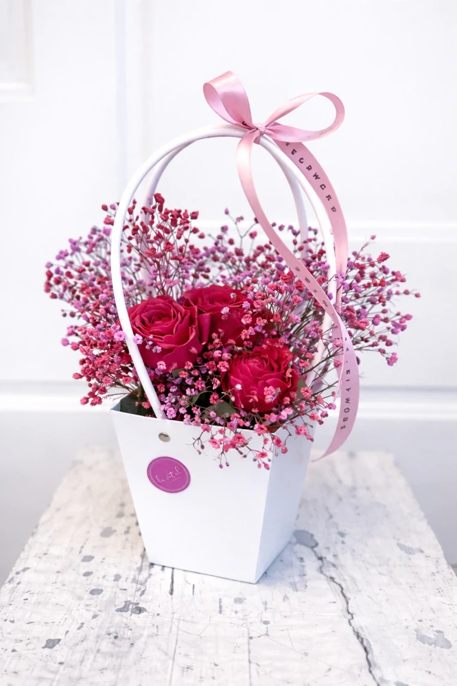 Taštička s růží a gypsofilou 