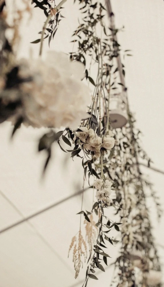 Luxusní závěsná stropní dekorace se stuhami