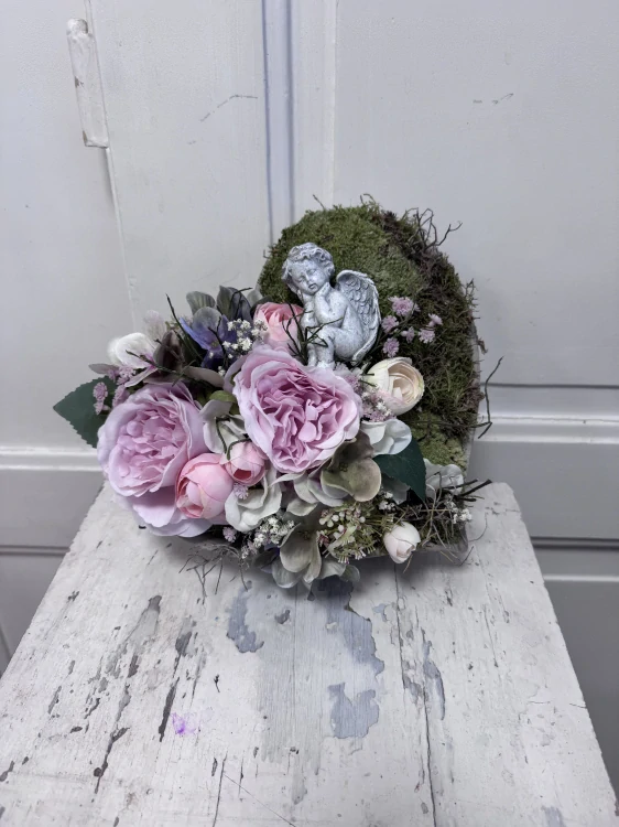 Dekorace „Mechové srdce s andělem”