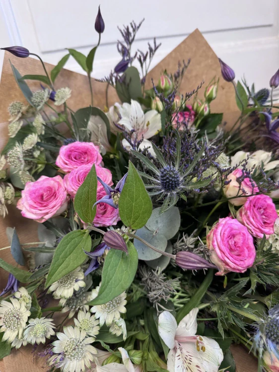 Romantická kytice s růžemi a lučním nádechem