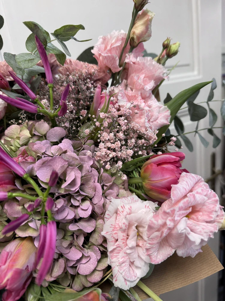 Elegance Eustoma a Tulipány s lučním kvítím