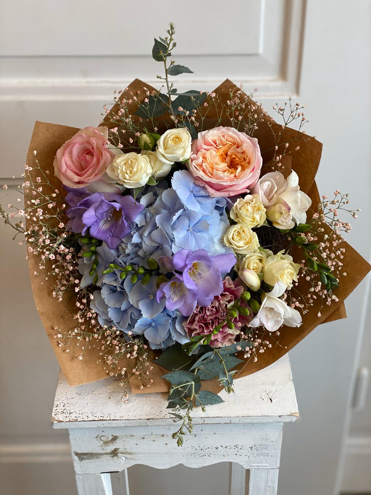 kytice s růžičkami a lučním jarním mixem