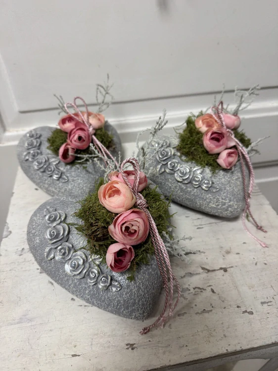 Betonové srdíčko k uctění Památky zesnulých 1