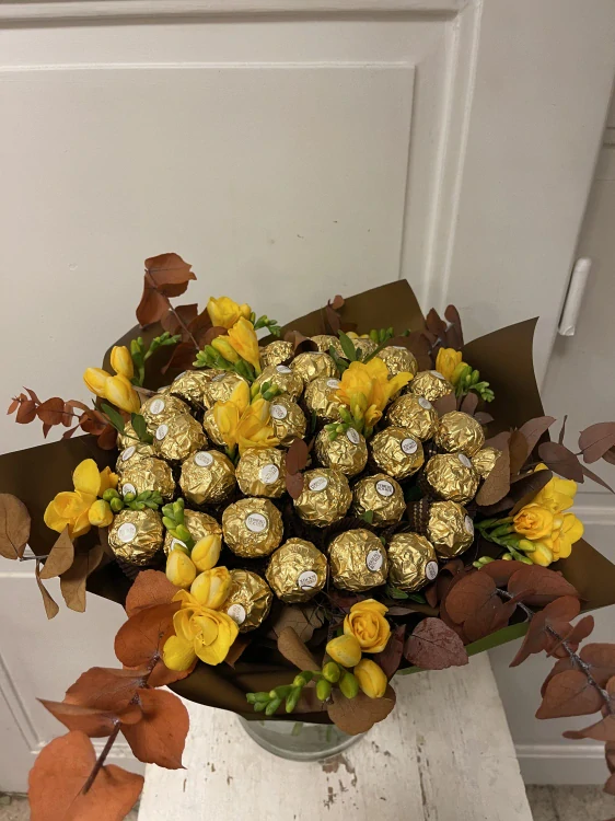 Kytice - Ferrero Rocher  s květy 