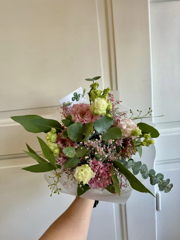 Eustoma, nevěstin závoj a eucalyptus