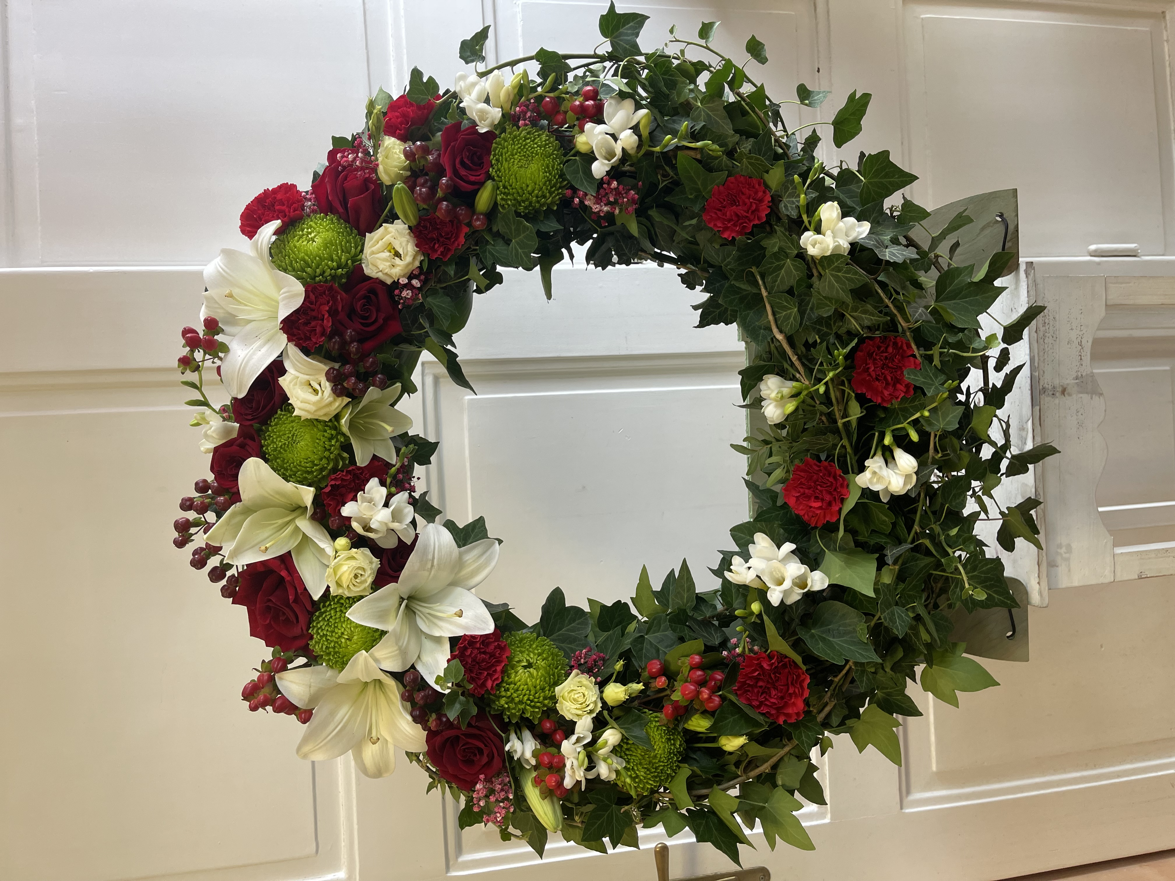 Smuteční věnec - lilie a růže 