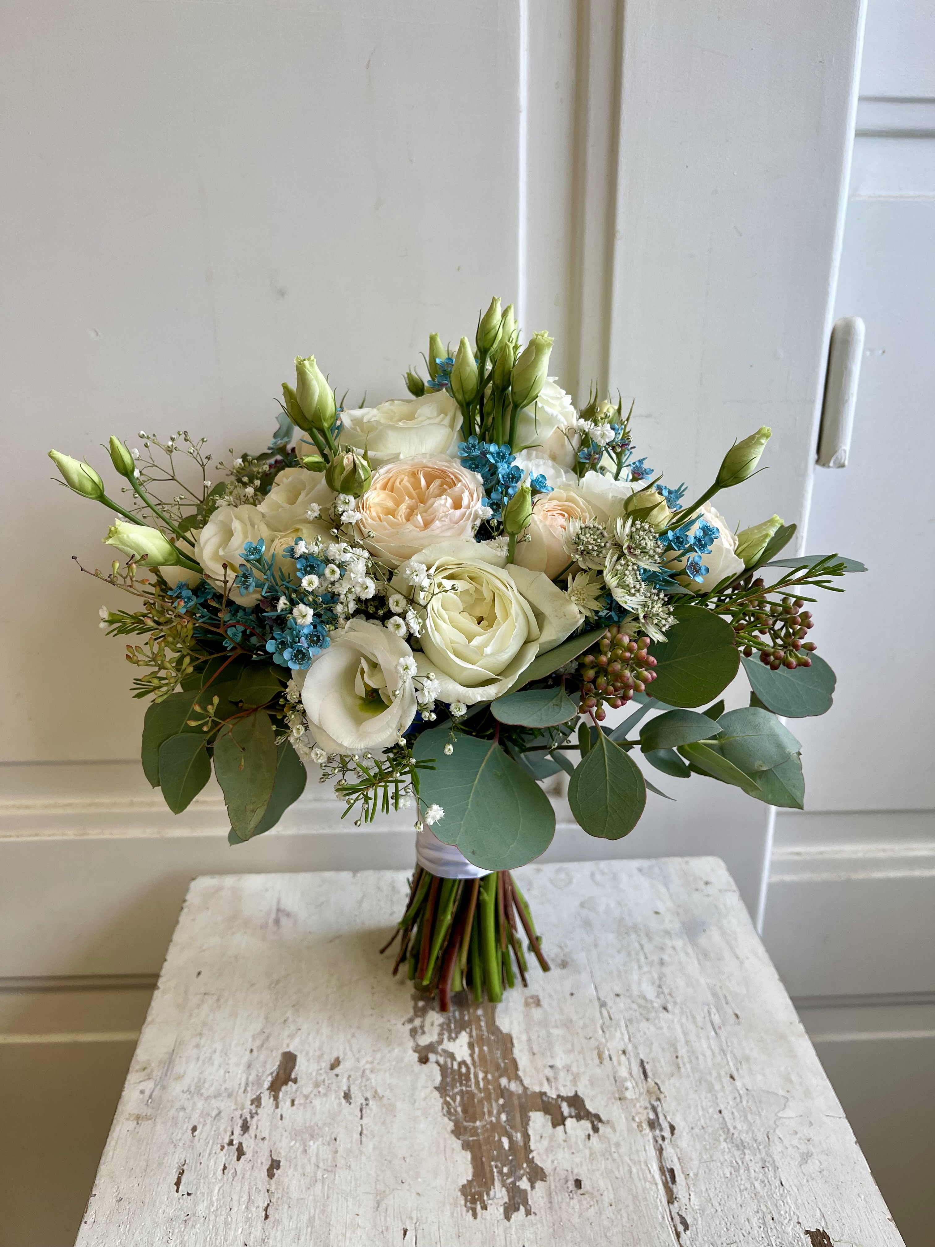 Svatební kytice - krémová a modrý akcent 