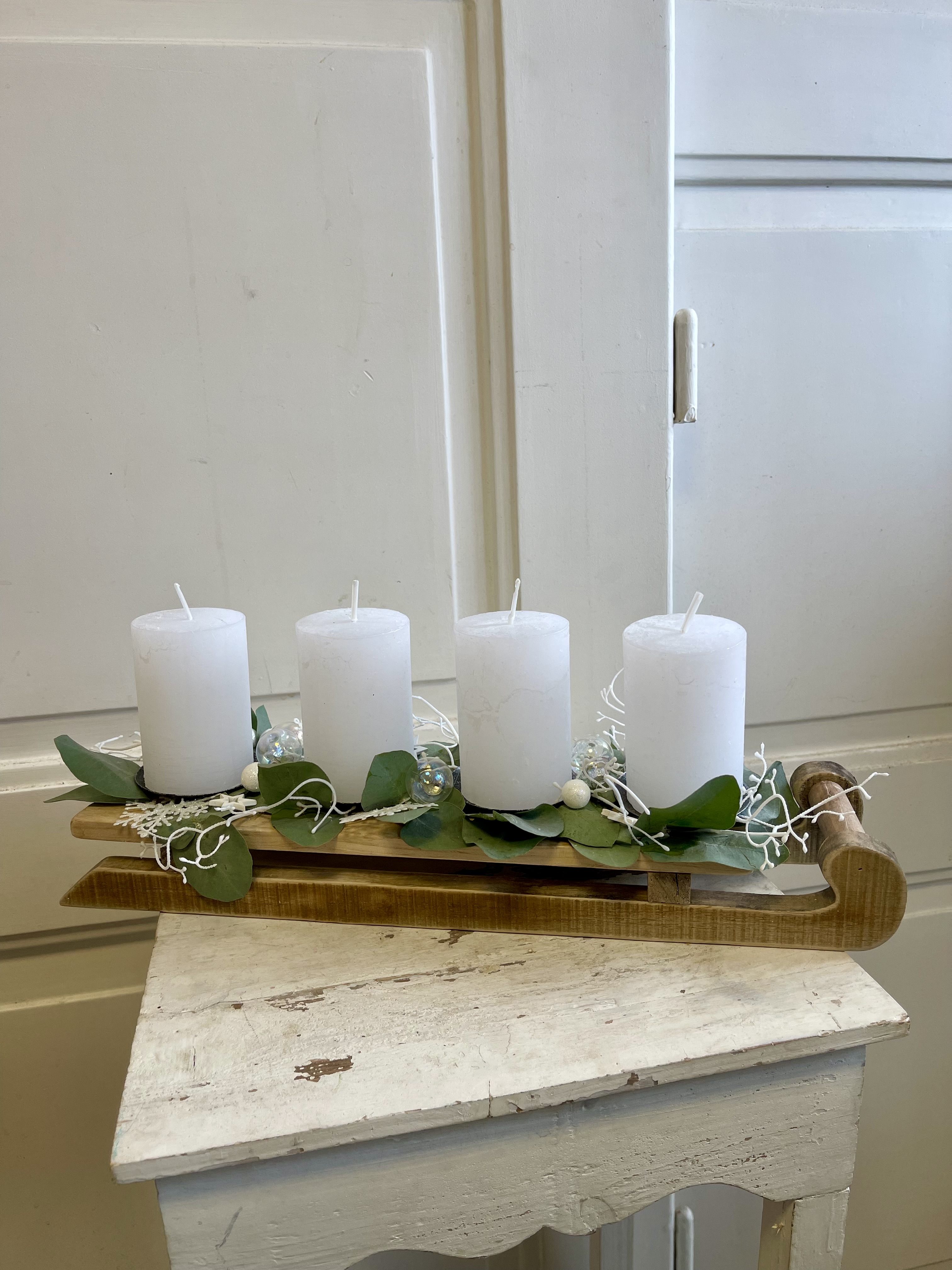 Adventní dekorace podlouhlá  biílá eucalyptus