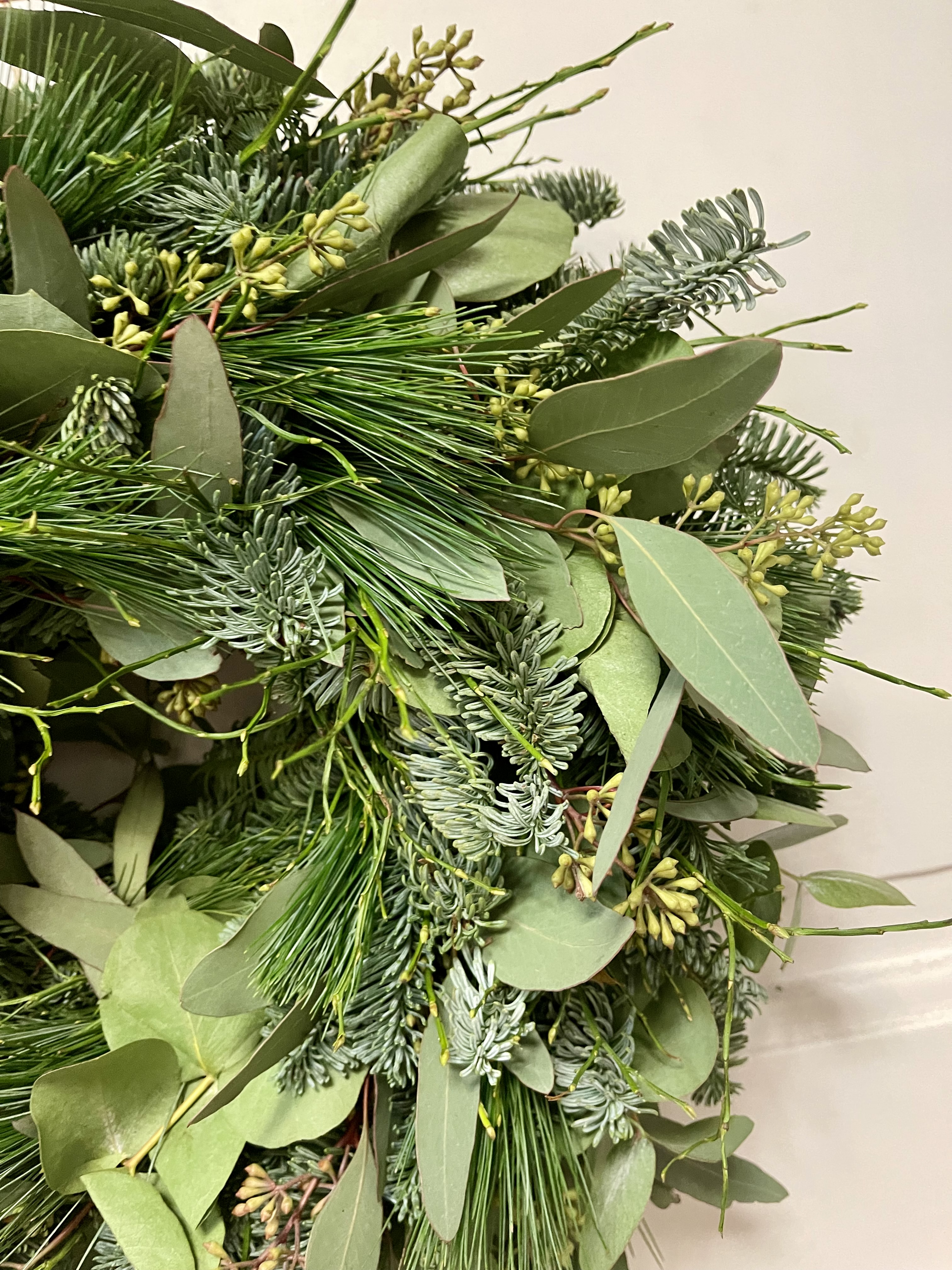 Navázaný věnec mix eucalypt a jedle 