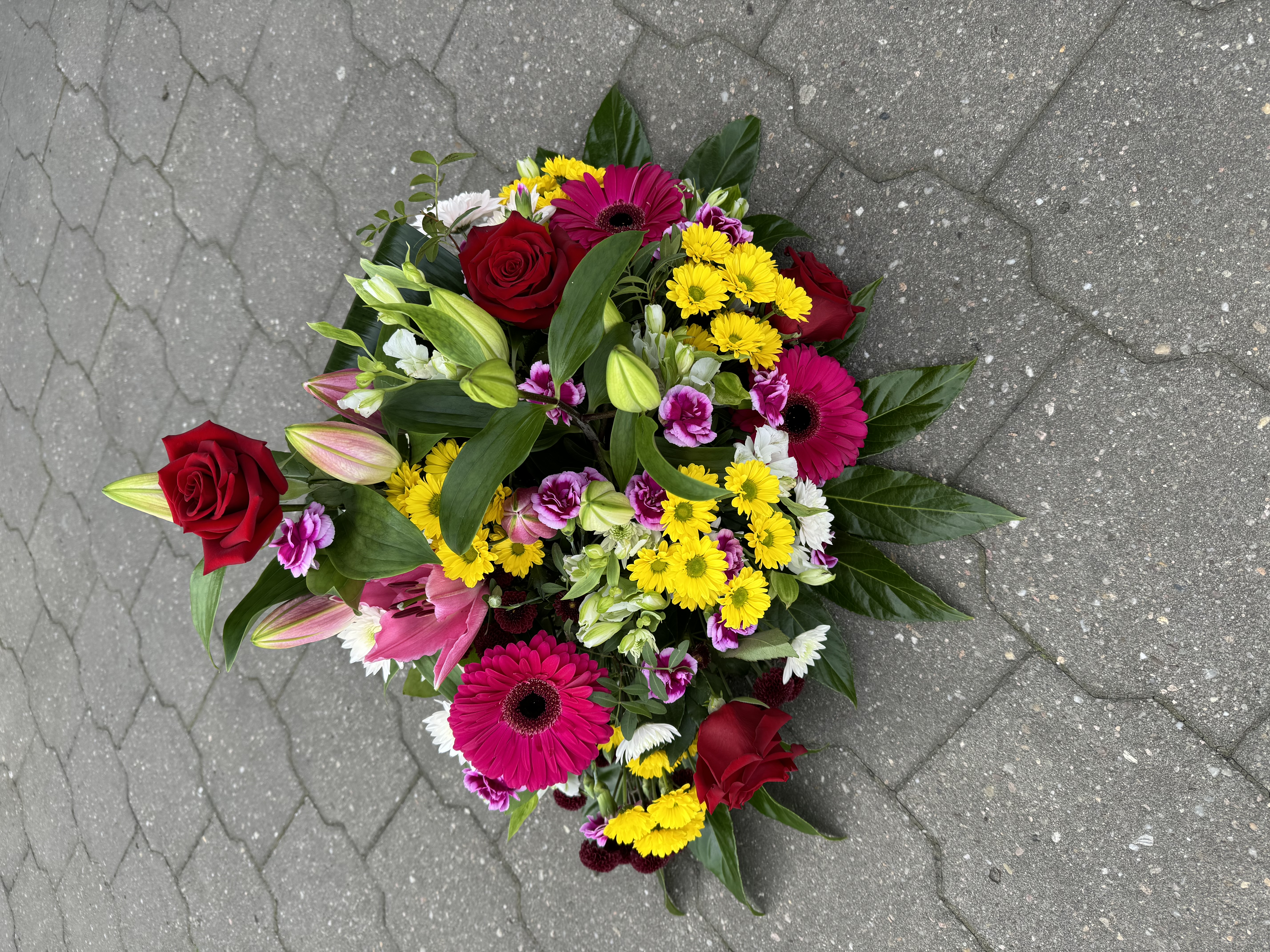 Smuteční aranžmá - Rudá růže a lilie  