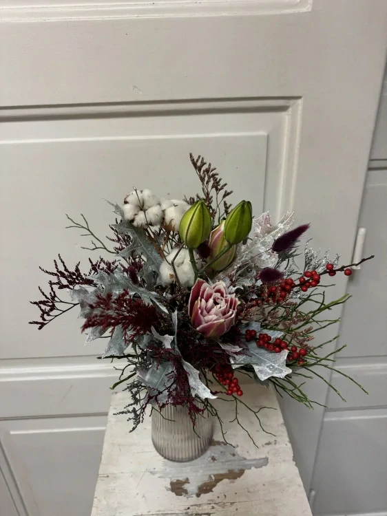 Zimní dekorace s orchidejí v kvetináčku