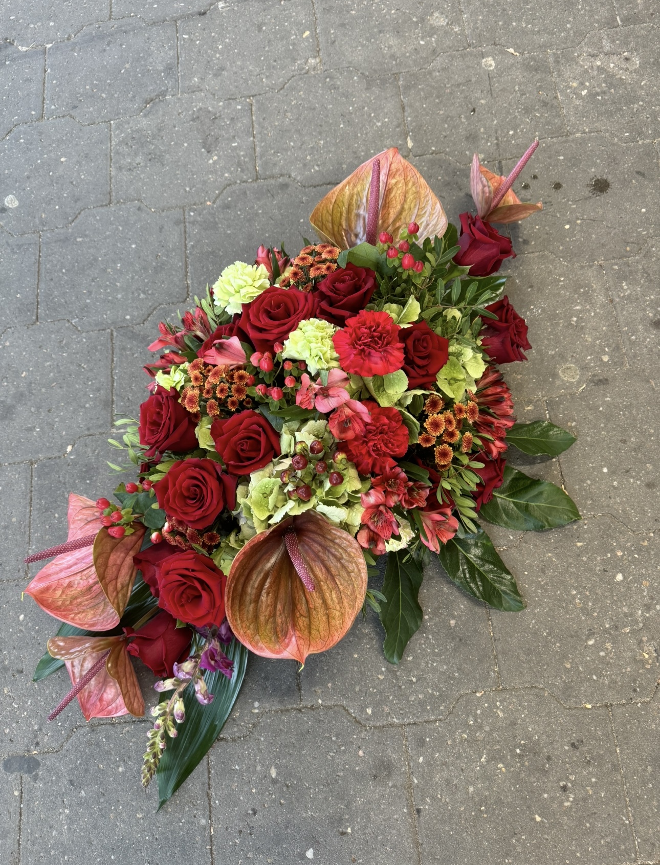 Smuteční luxusní kytice - podlouhlá na položení