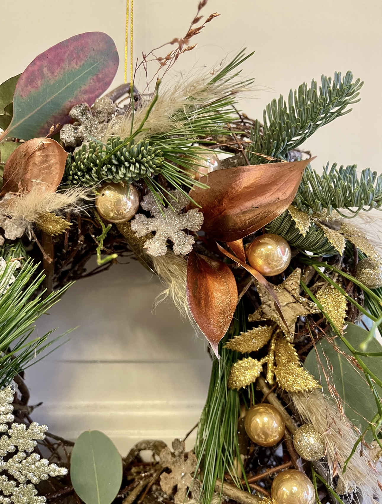 Nazdobený věnec mix eucalypt, borůvčí, borovice  a jedle 