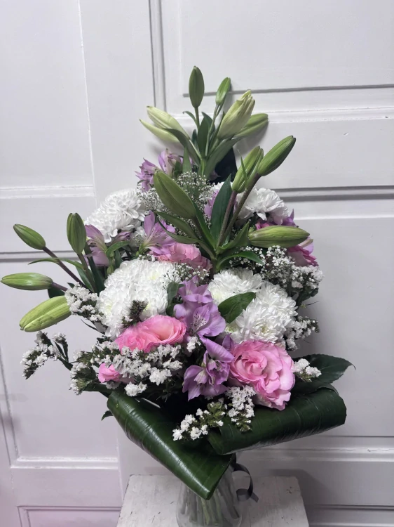 Smuteční aranžmá - lilie a růžové růže