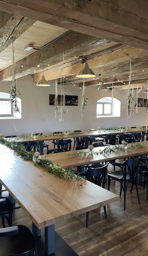 Luxusní závěsná stropní dekorace se stuhami