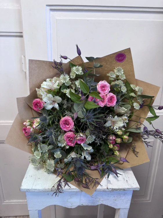 Romantická kytice s růžemi a lučním nádechem