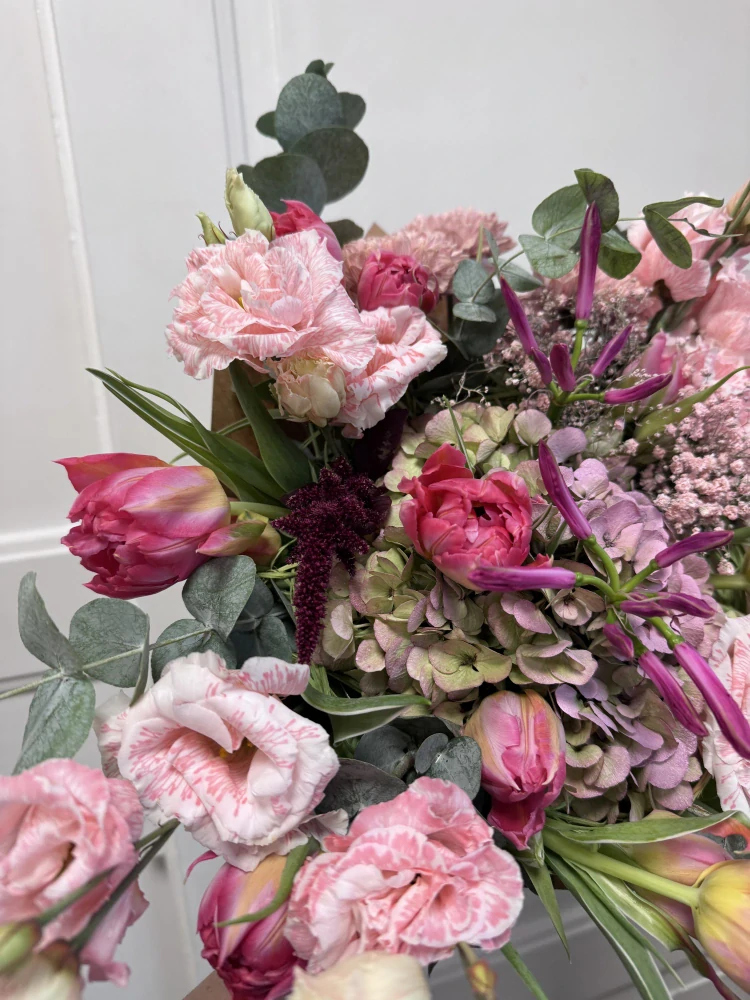 Elegance Eustoma a Tulipány s lučním kvítím