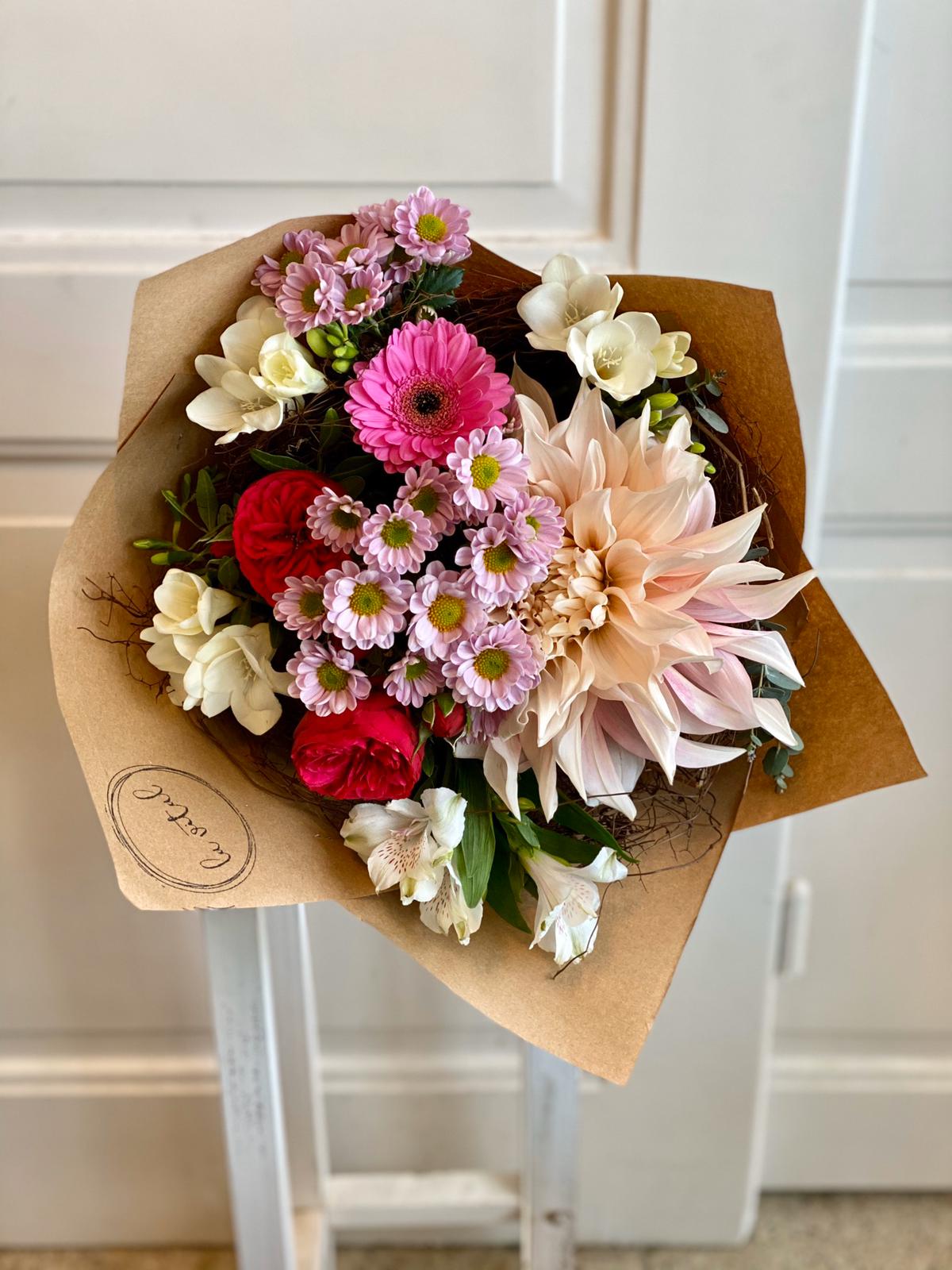 kytice s růžičkami a lučním jarním mixem